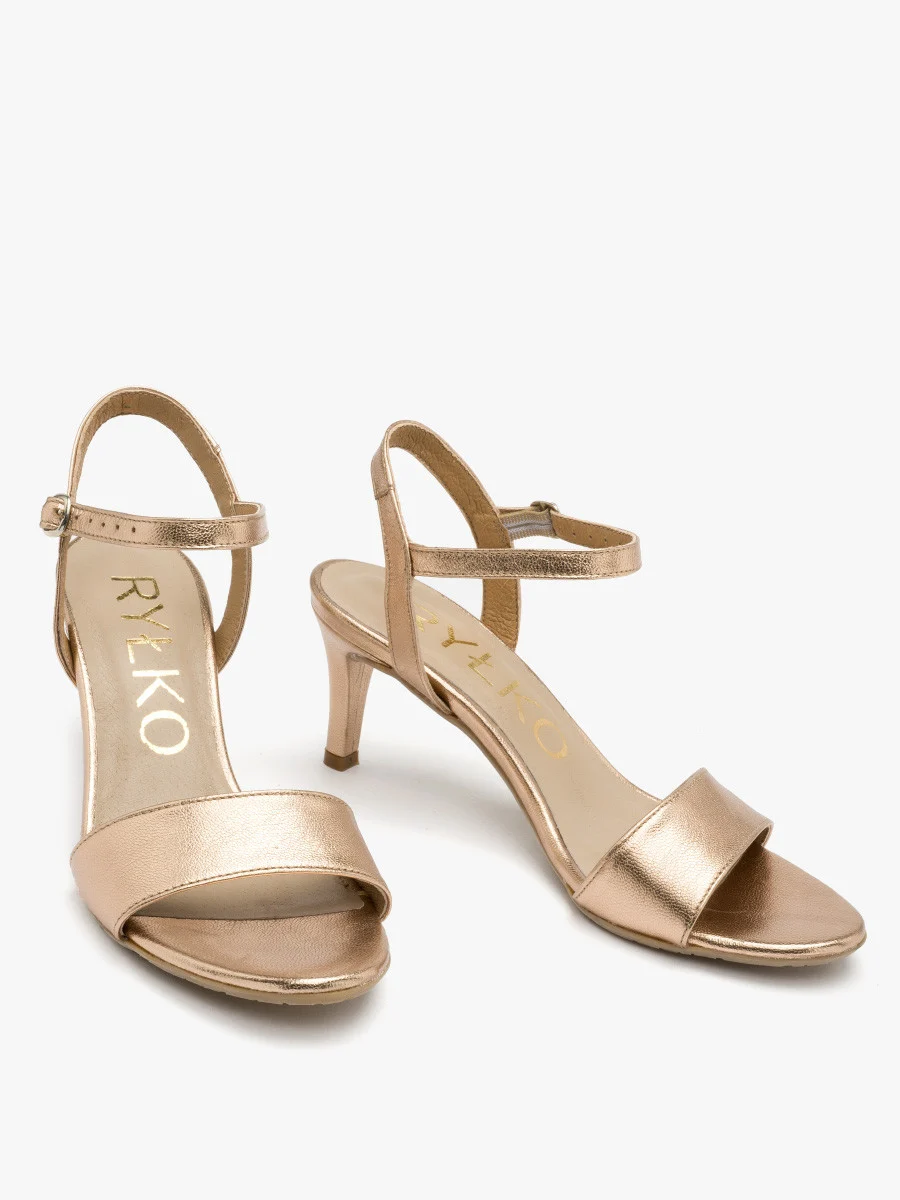 Platynowe sandały na szpilce