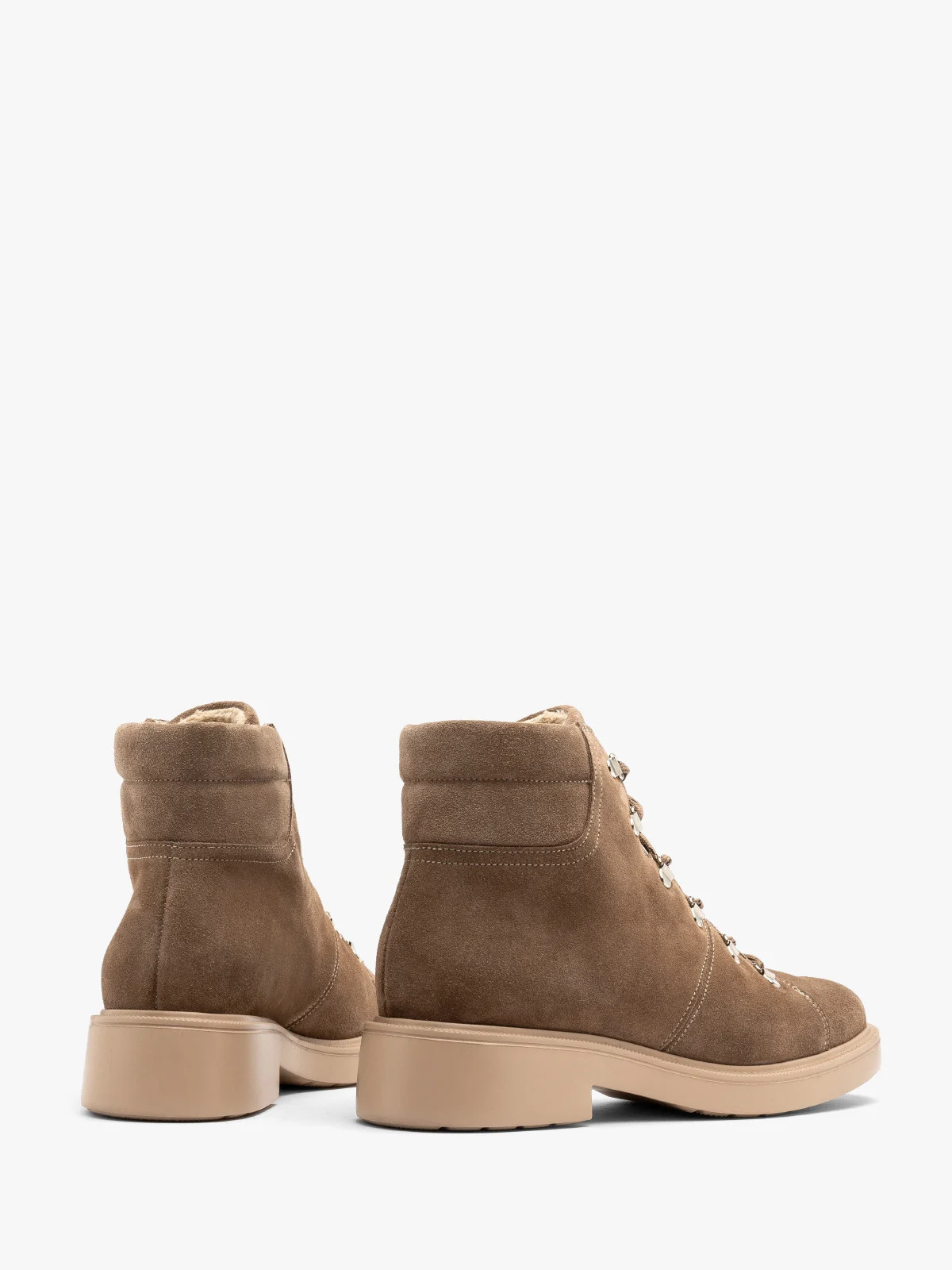 Welurowe trzewiki z dekoracyjnymi hakami oraz sznurówką