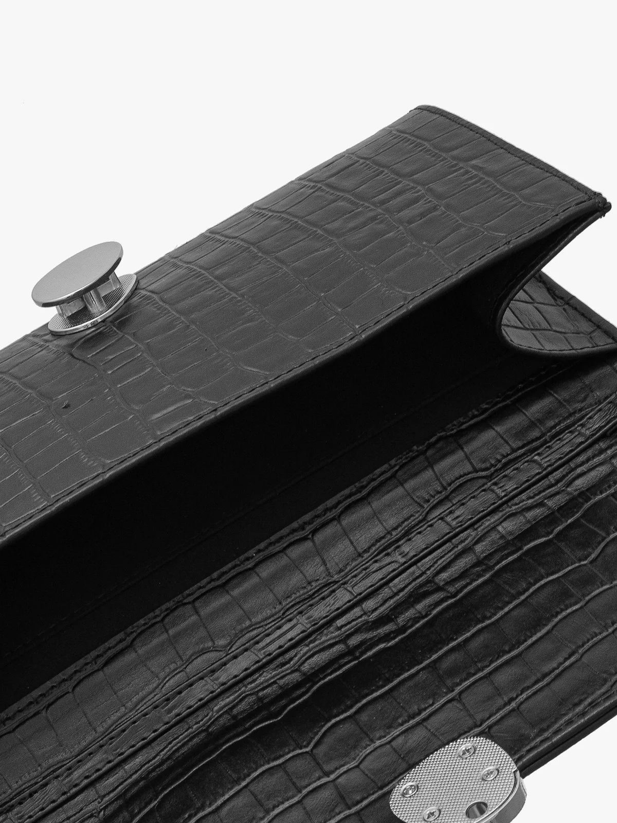 Elegancka, czarna torebka z ozdobną fakturą