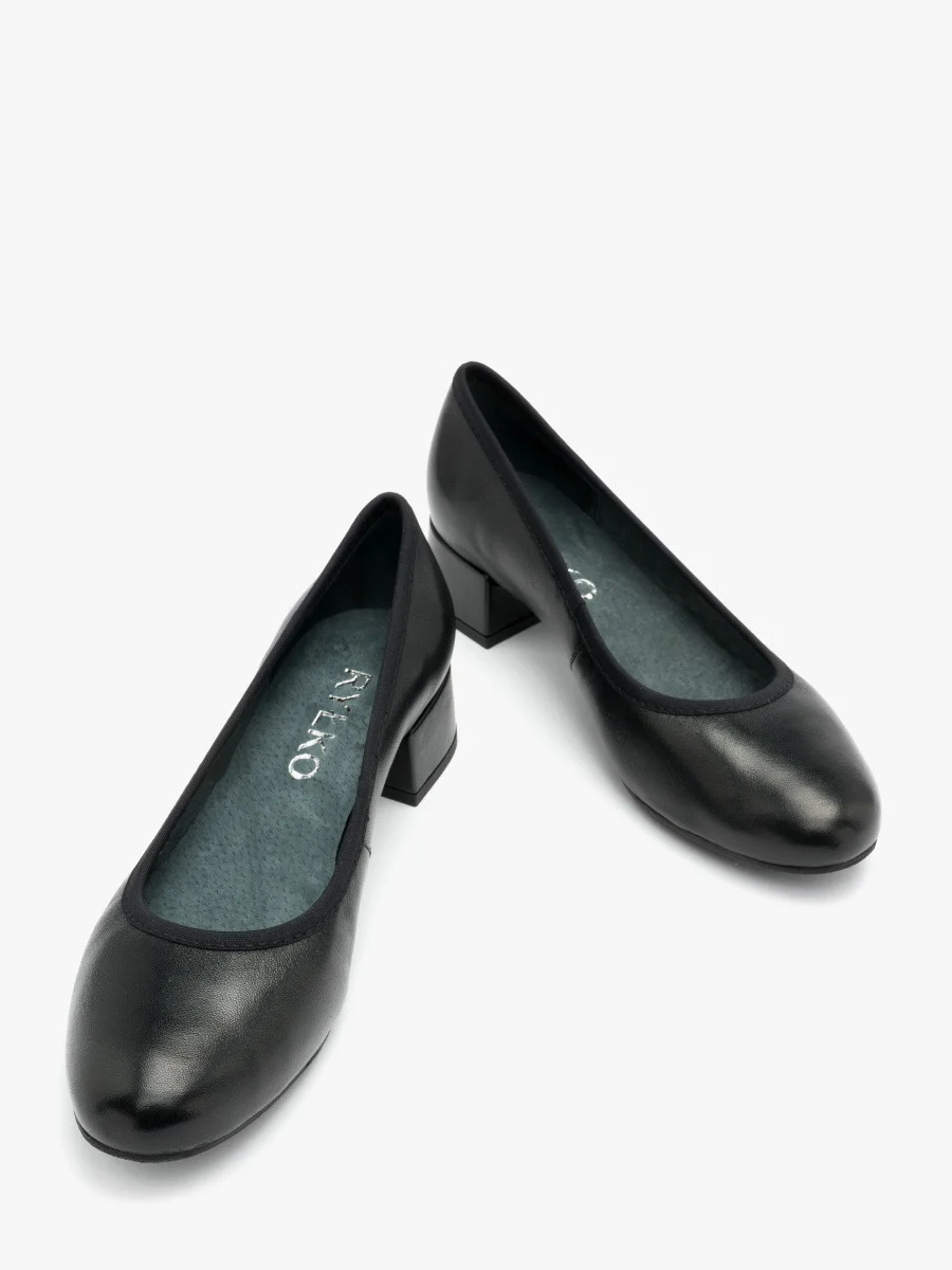 Czarne czółenka na niskim obcasie