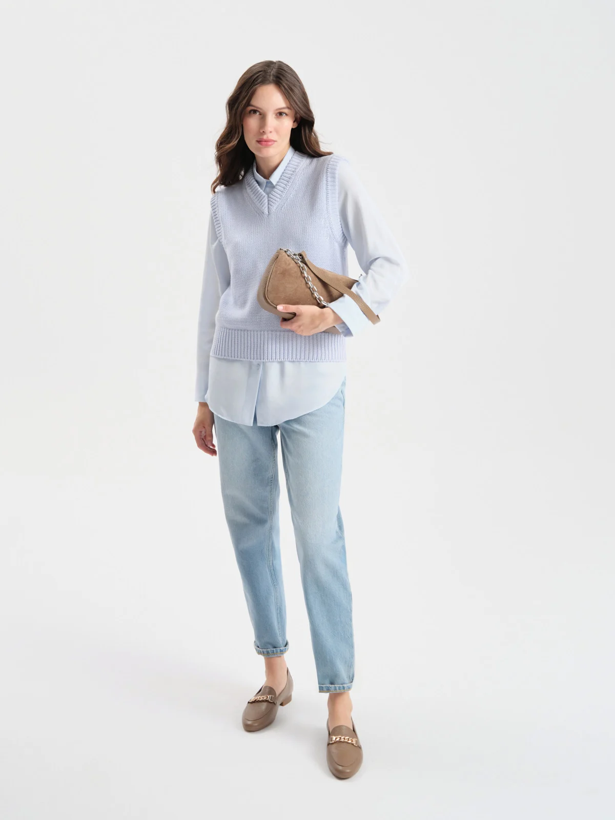 Ciemnobeżowe mokasyny damskie z ozdobą