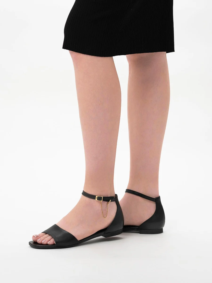 Czarne sandały ze złotym łańcuszkiem