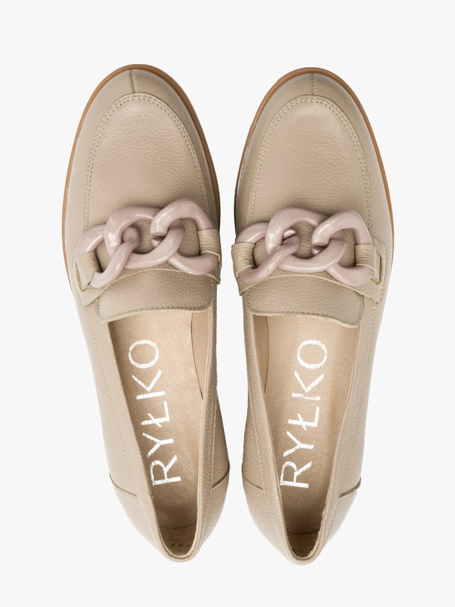 Beżowe mokasyny z masywną ozdobą