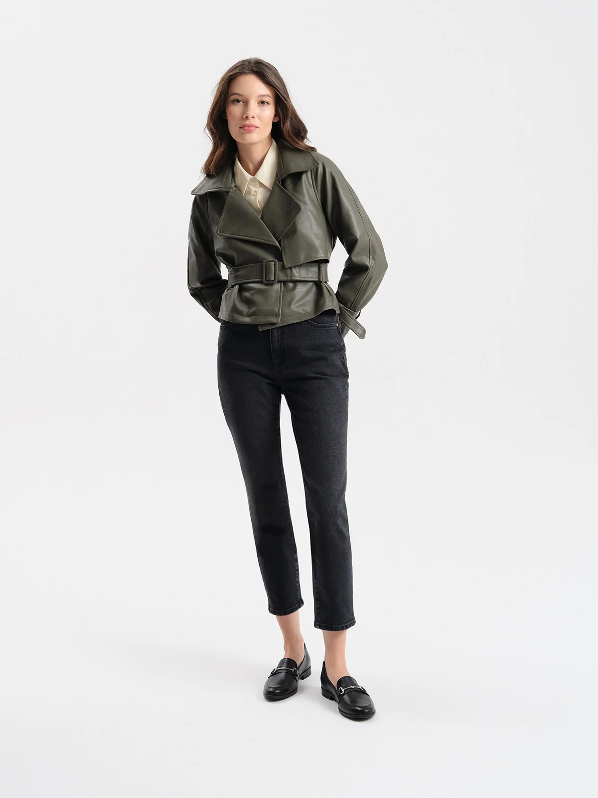 Czarne mokasyny ze srebrną ozdobą