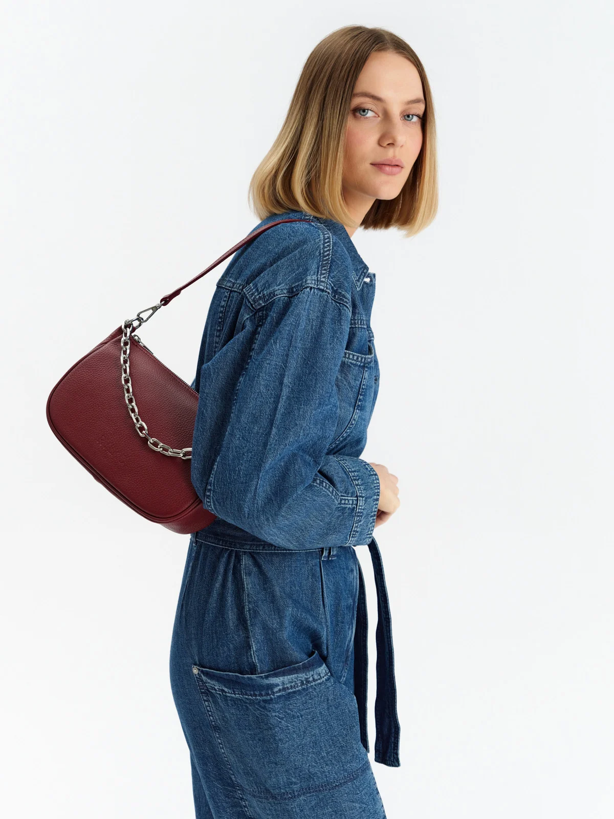 Bordowa torebka z łańcuchem