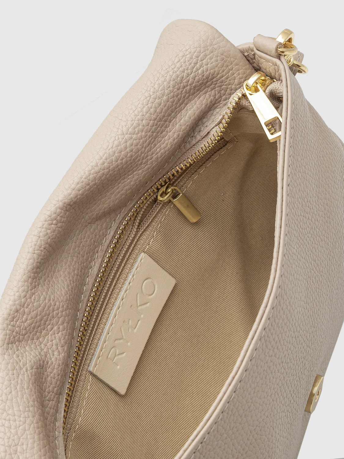 Mała, beżowa torebka z poręczną rączką