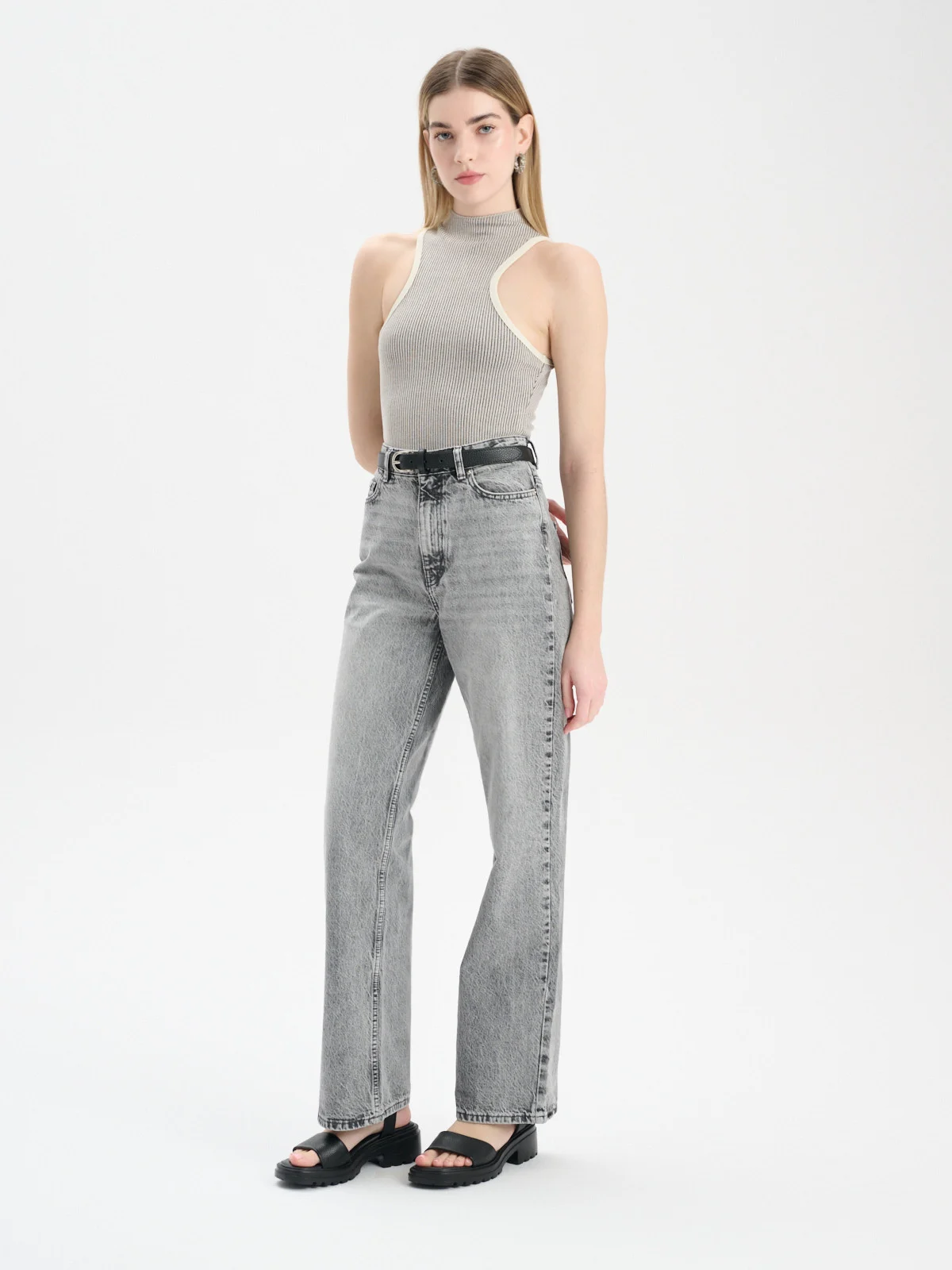 Czarne sandały na traktorowej podeszwie