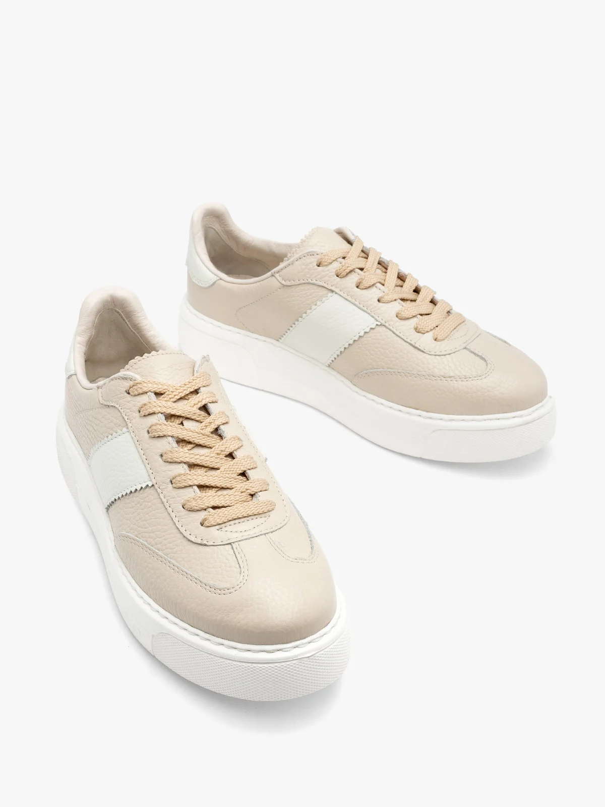 Sportowe półbuty damskie w beżowym kolorze z białymi wstawkami