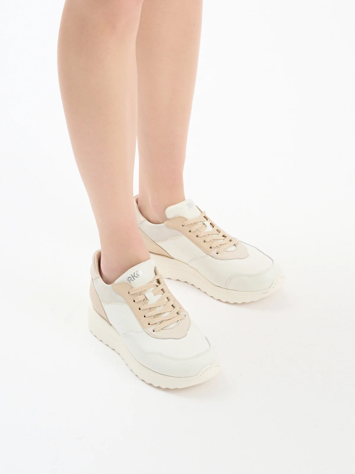 Białe półbuty sportowe z beżowymi wstawkami