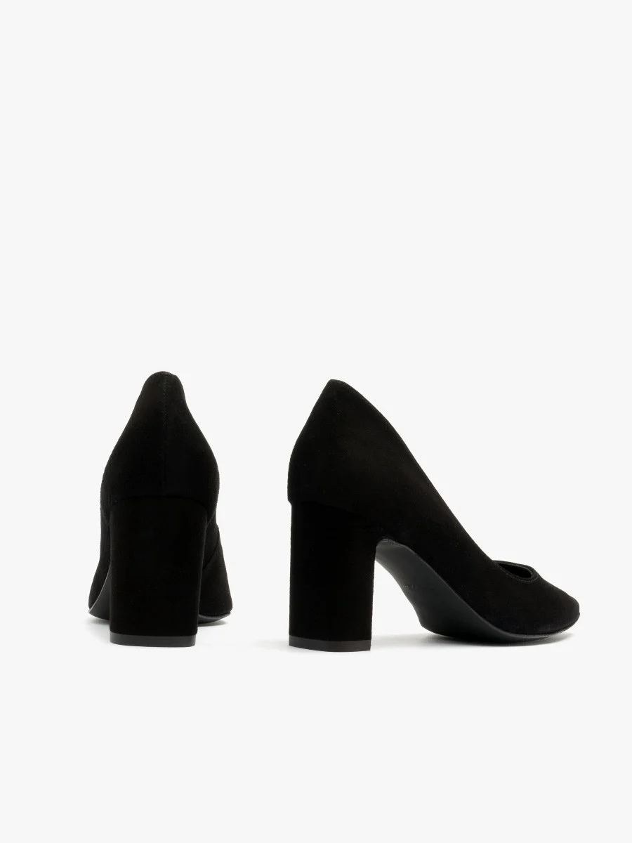 Czarne welurowe czółenka na słupku