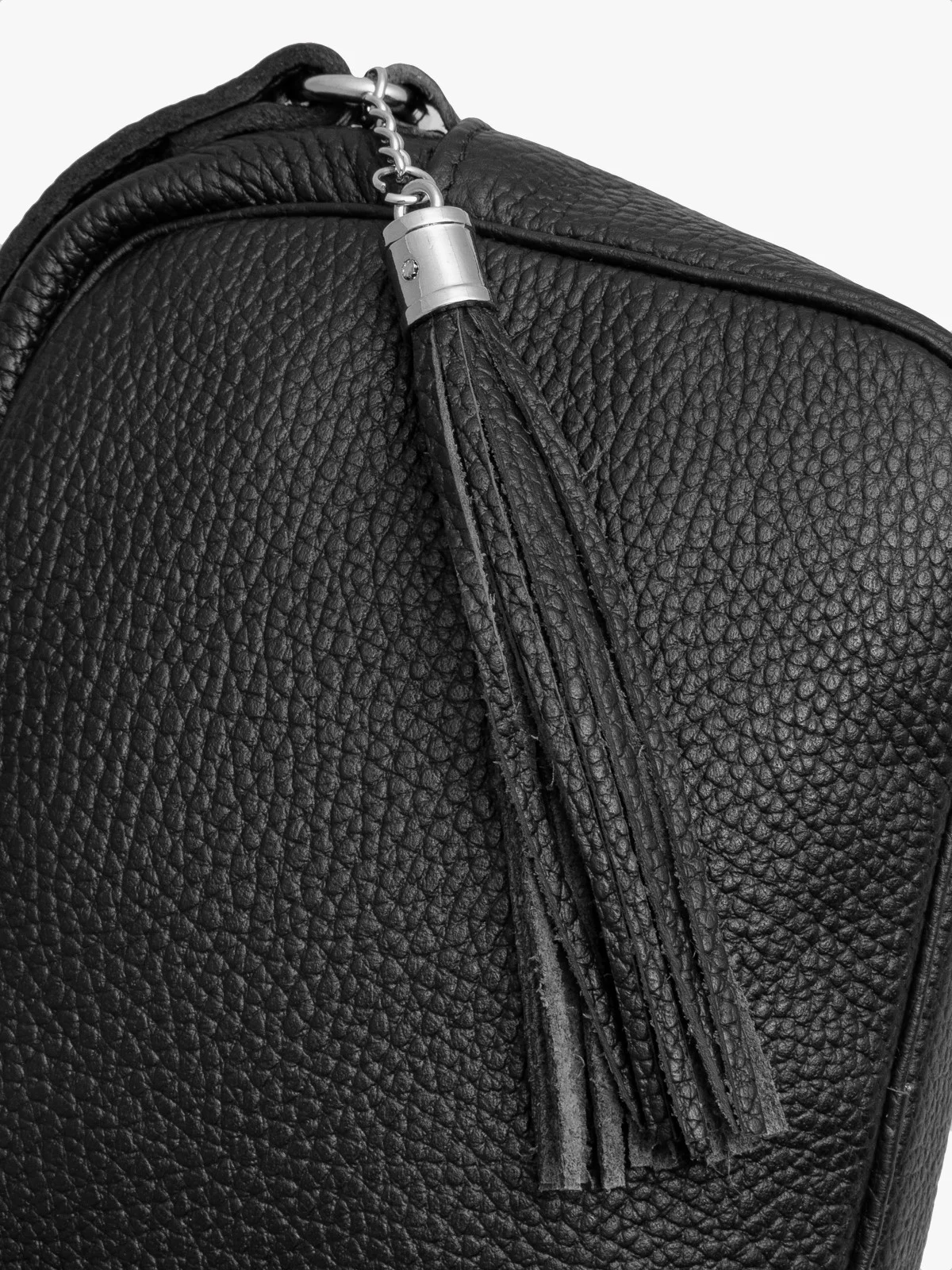 Mała, czarna torebka z frędzlem