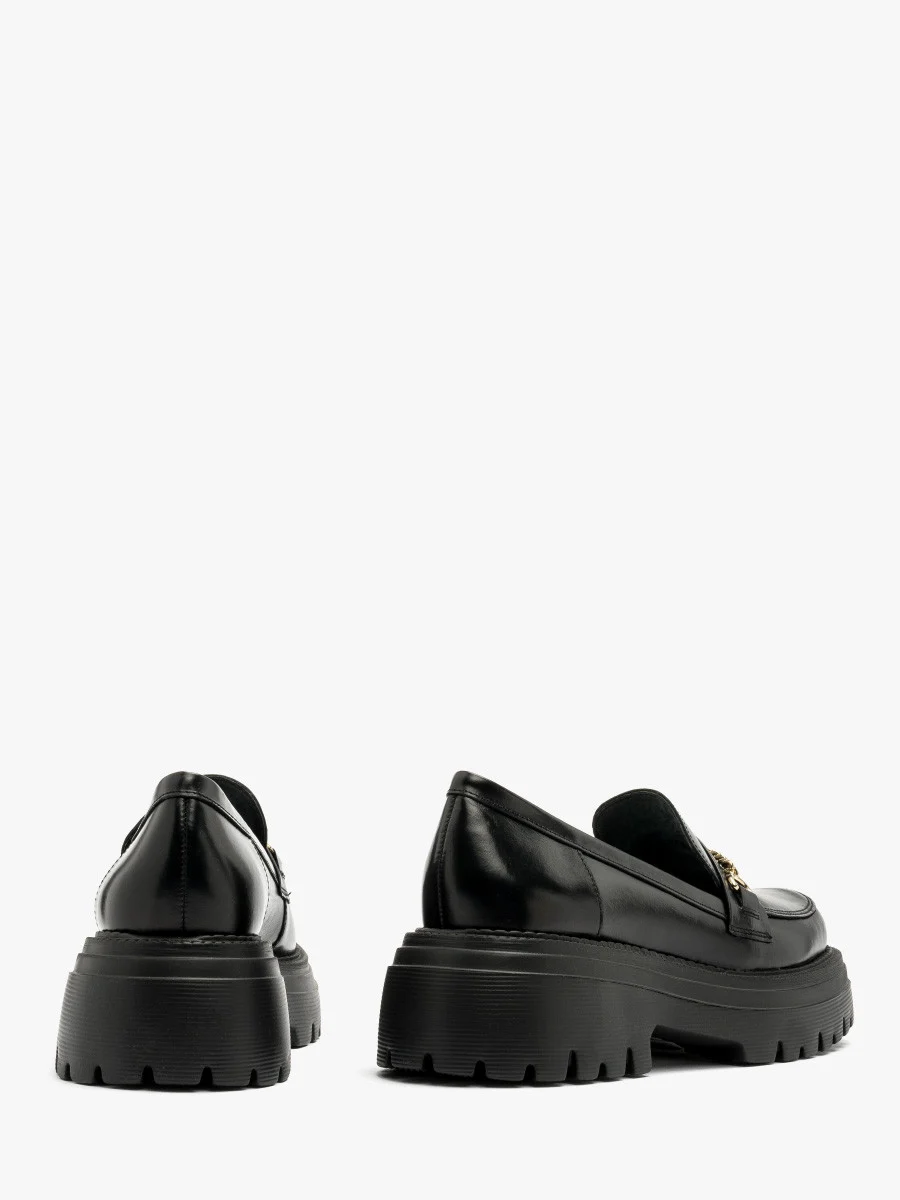 Czarne mokasyny ze złotym łańcuszkiem