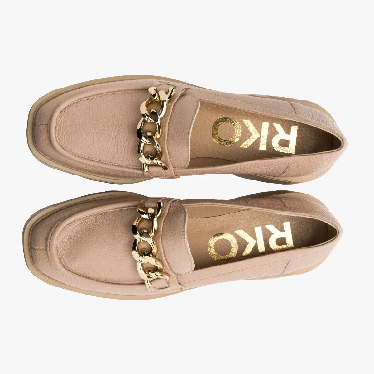 Różowe mokasyny ze złotym łańcuchem ozdobnym