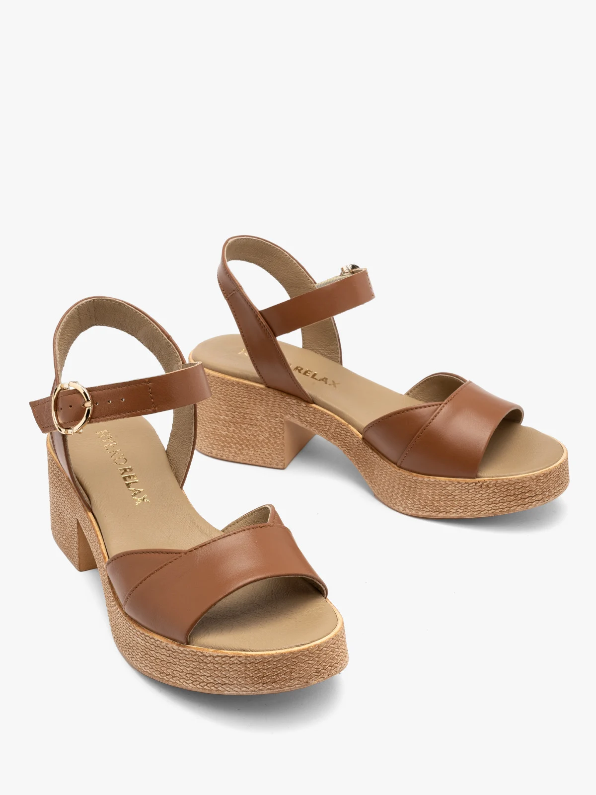 Jasnobrązowe sandały na masywnej platformie