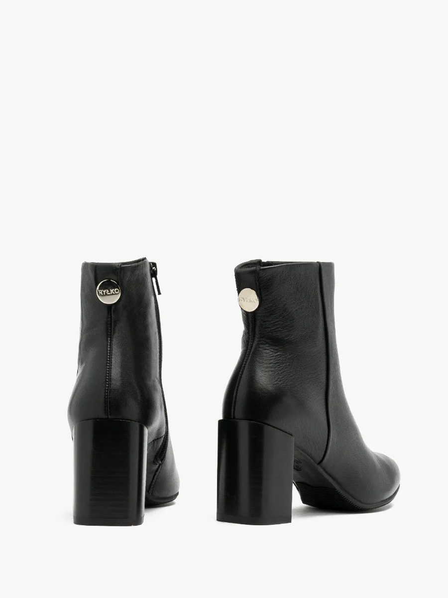 Czarne botki na obcasie