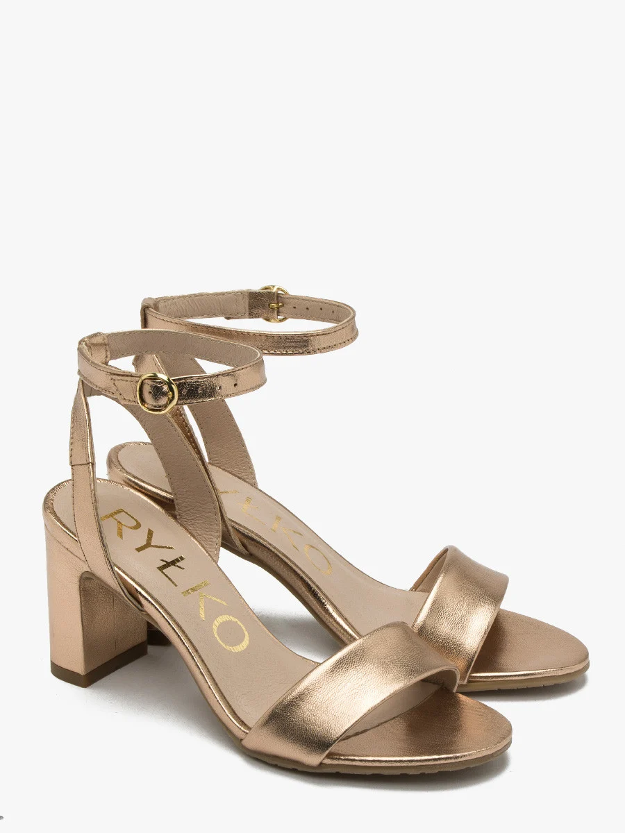 Platynowe sandały na słupku