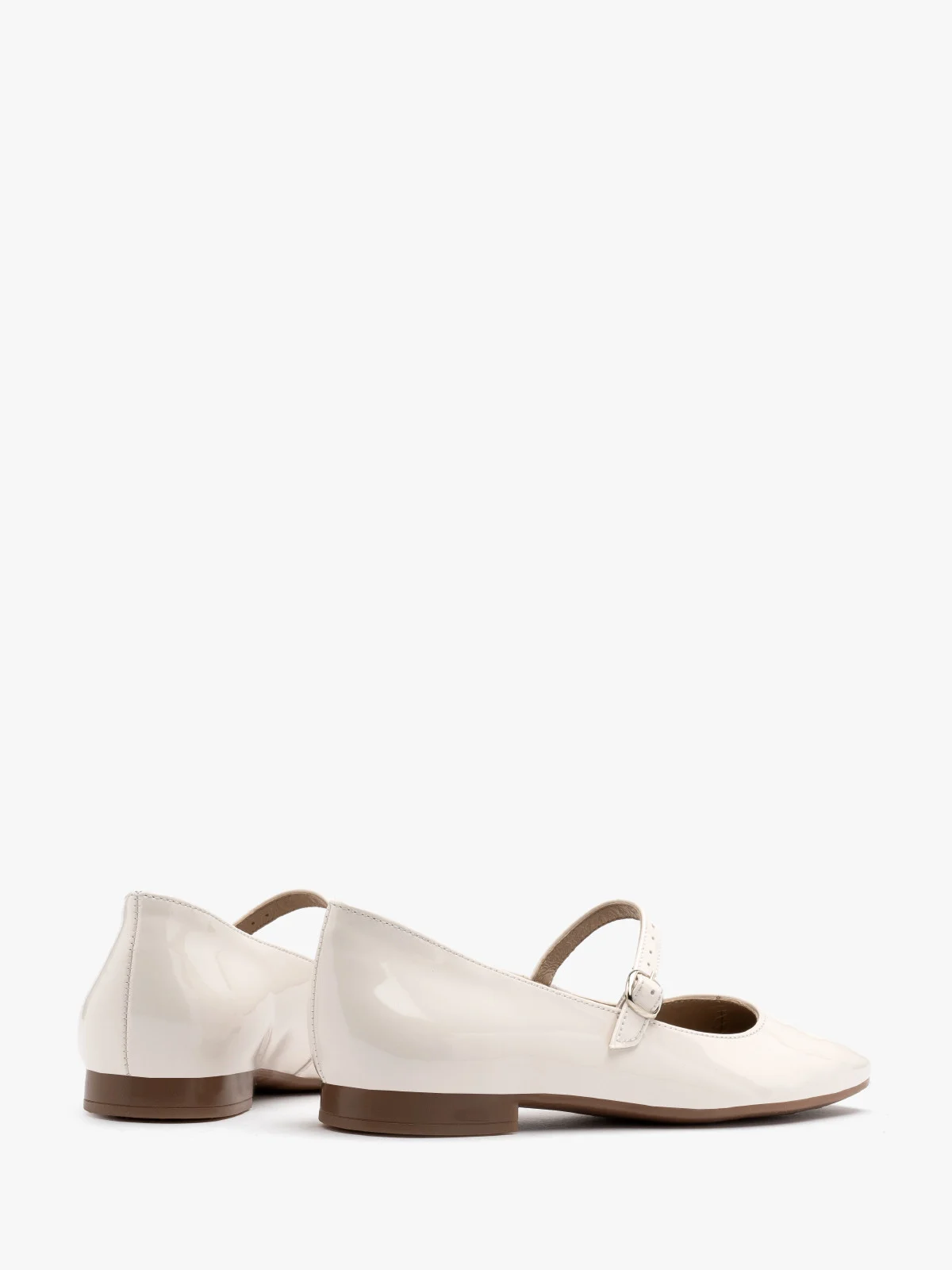 Kremowe lakierowane baleriny z ozdobnym zapięciem