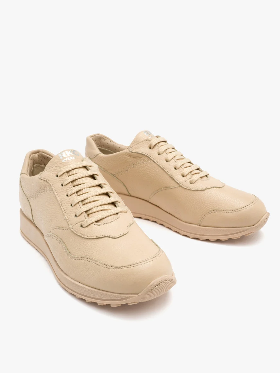 Sportowe półbuty w odcieniach beżu