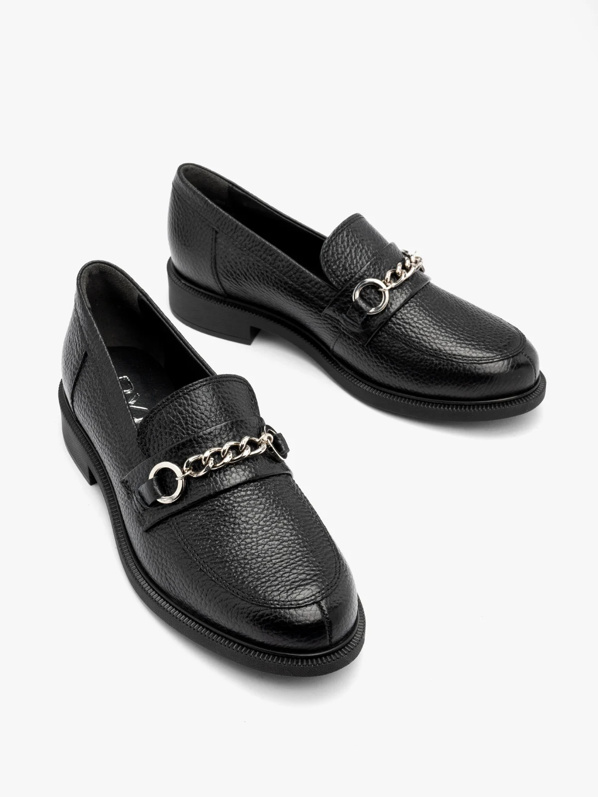 Czarne mokasyny damskie ze srebrnym łańcuszkiem