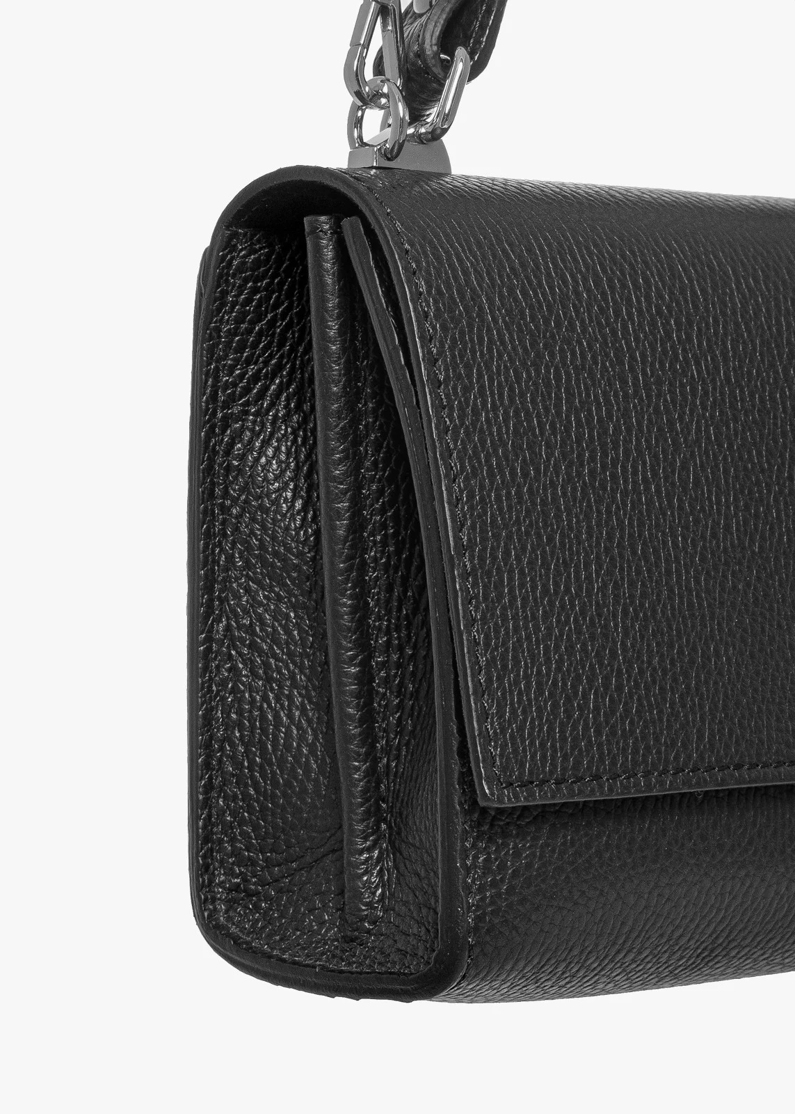 Elegancka, czarna torebka z łańcuszkiem oraz wygodną rączką