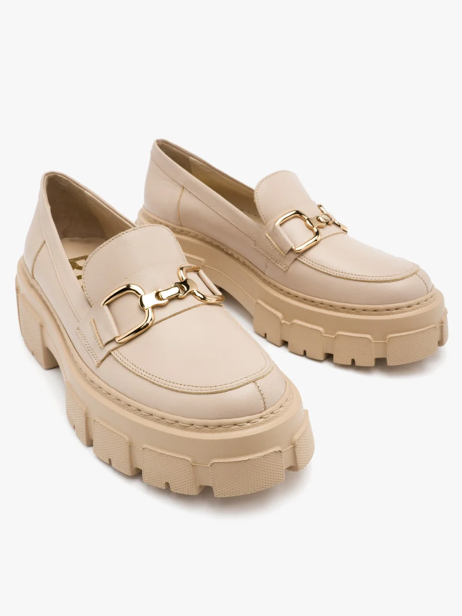 Kremowe mokasyny ze złotą ozdobą