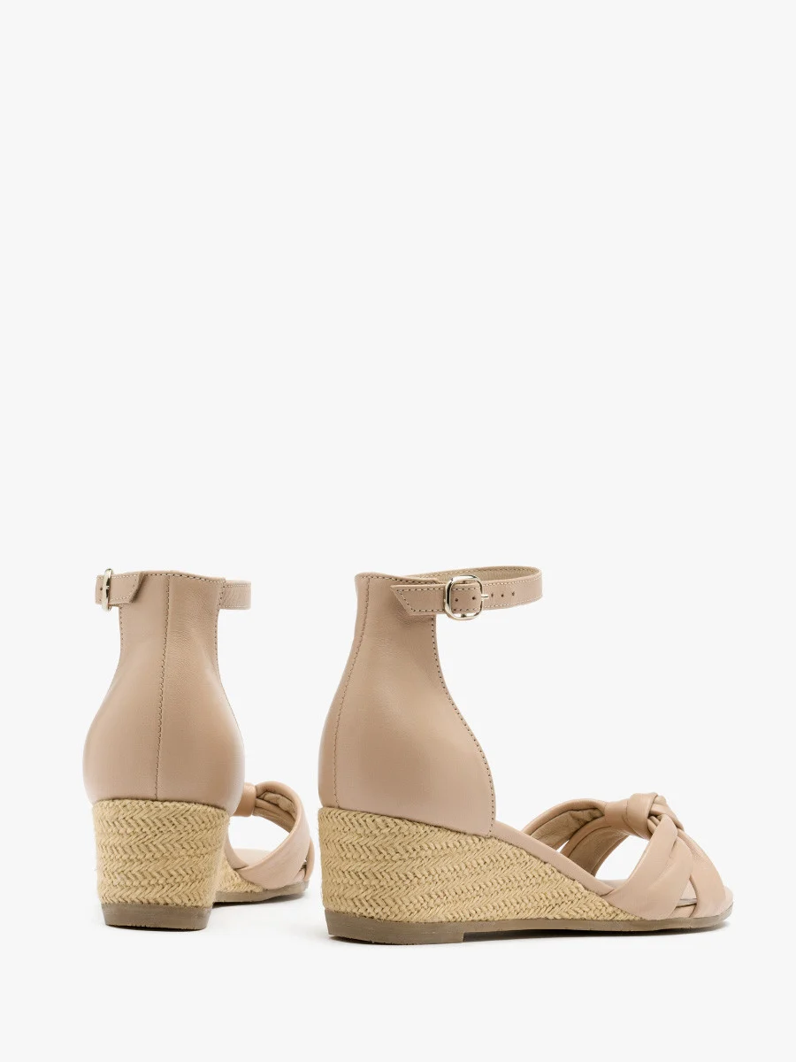 Beżowe sandały na klinie