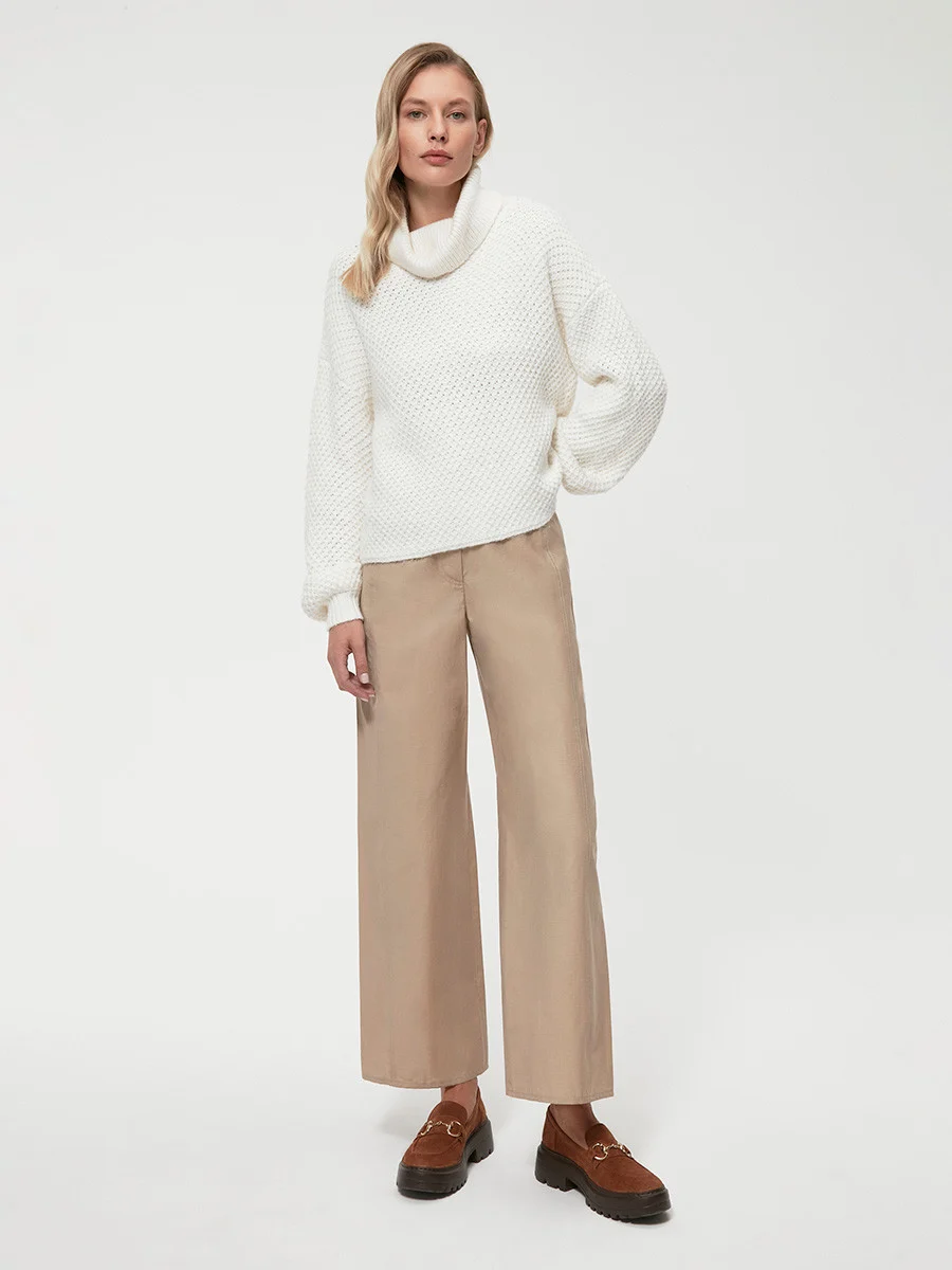 Rude mokasyny ze złotą ozdobą