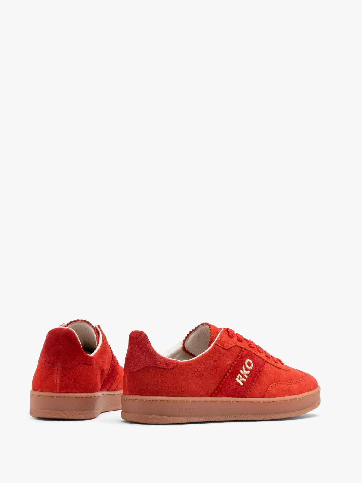 Czerwone, sportowe półbuty na beżowym spodzie