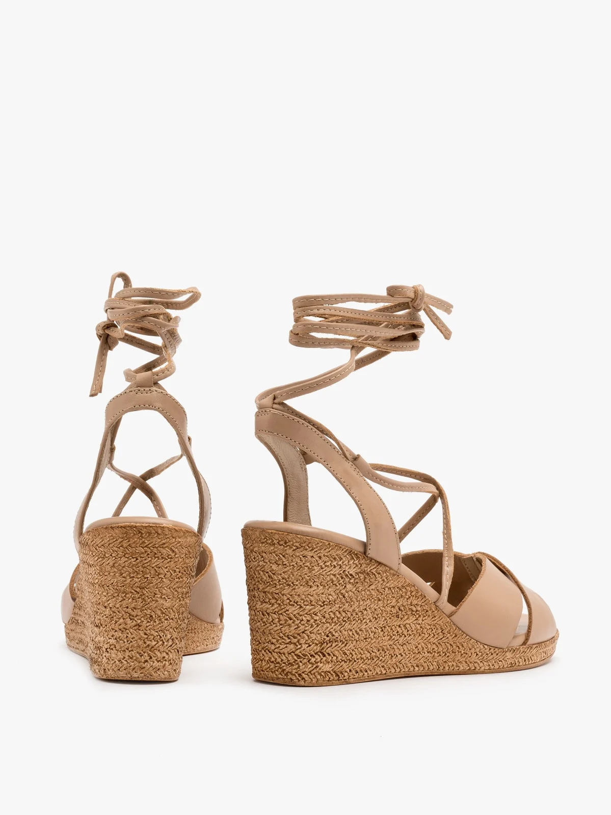 Beżowe sandały z ozdobnymi paseczkami