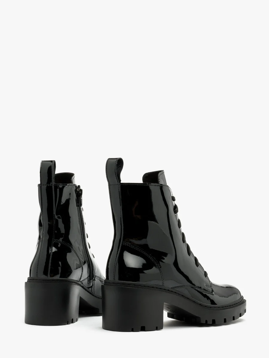 Czarne lakierowane trzewiki na masywnym spodzie