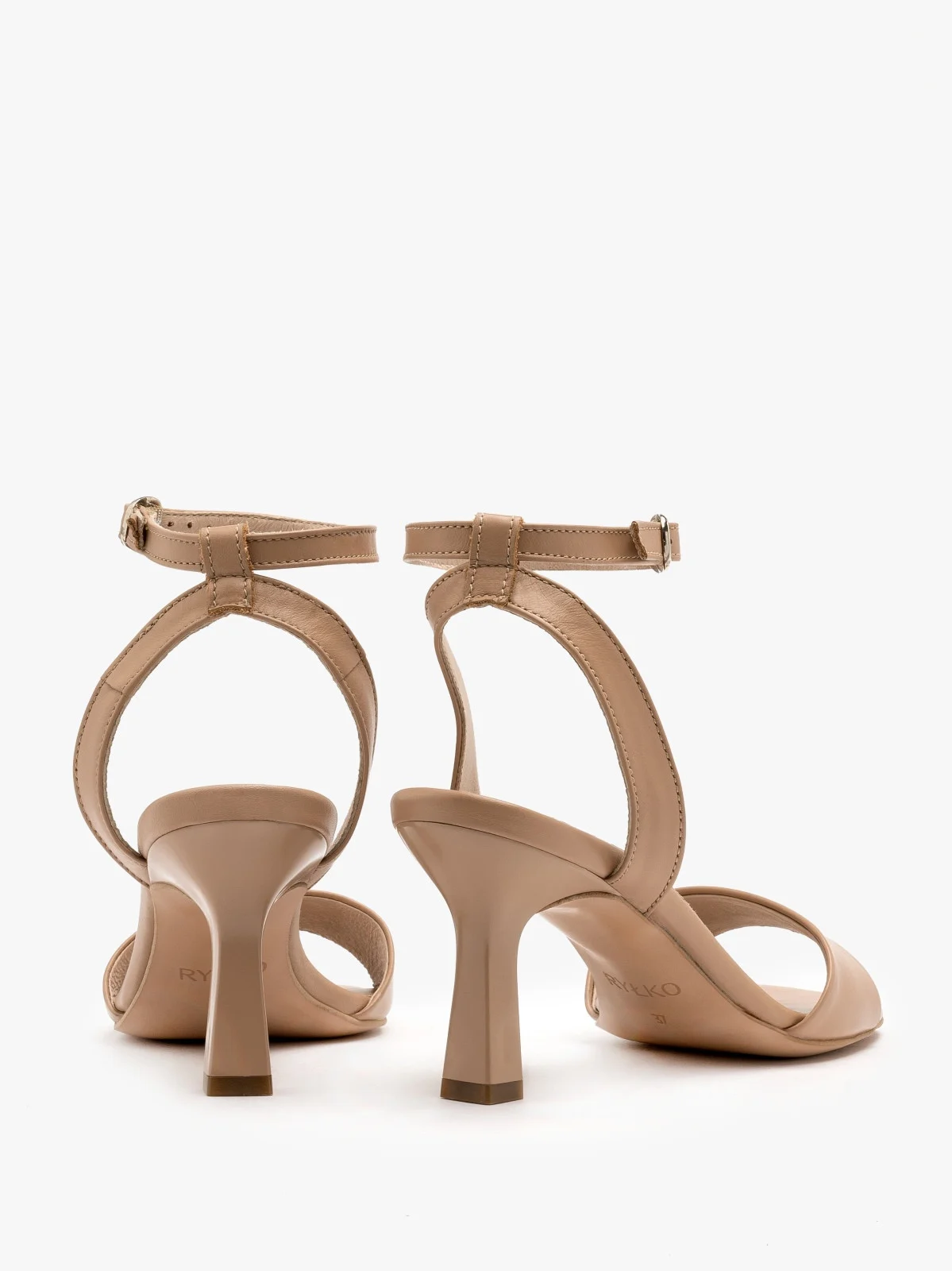 Beżowe sandały na lakierowanej szpilce