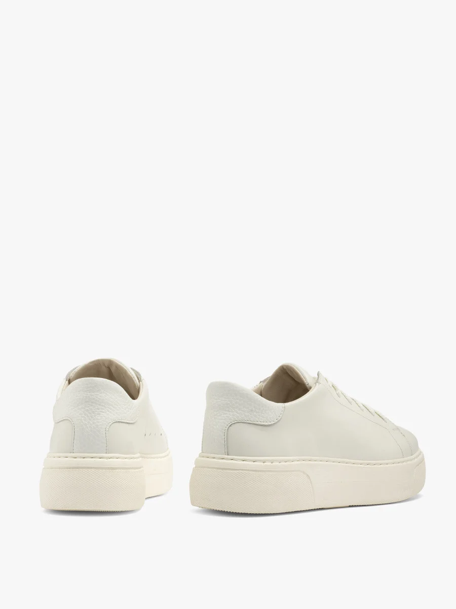 Biały półbut sportowy ze srebrnym detalem