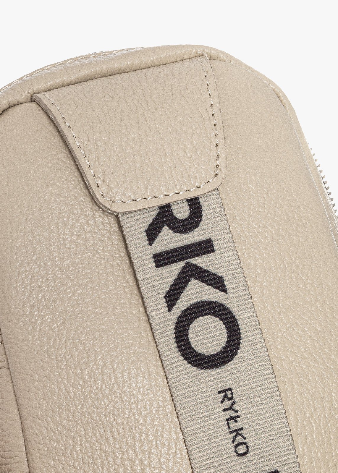 Beżowa torebka typu nerka z ozdobnym paskiem z taśmy