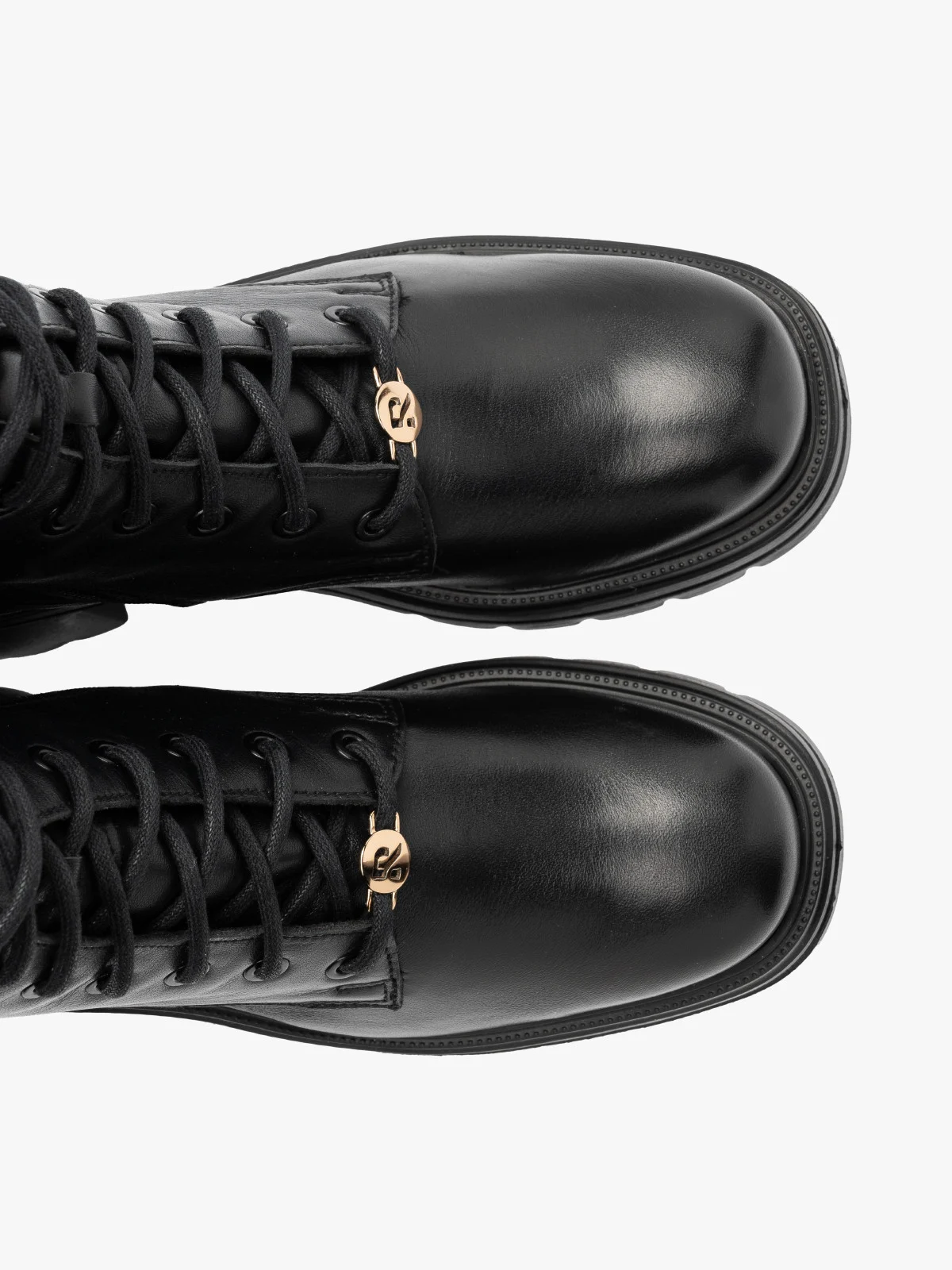 Czarne, sznurowane trzewiki na masywnym spodzie