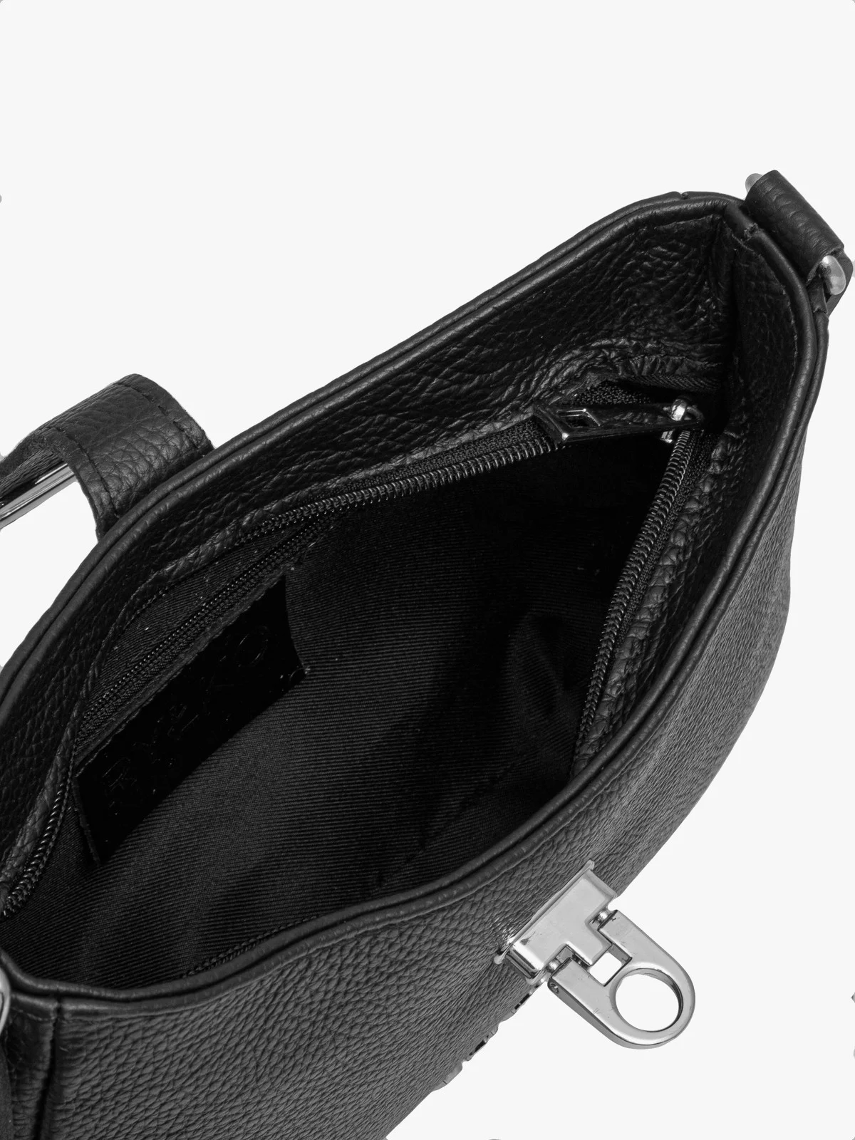 Czarna torebka damska zapinana zdobną klamrą