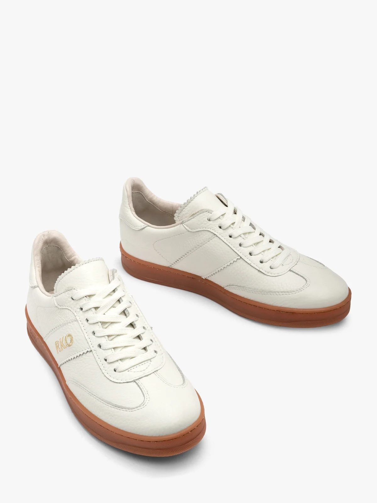 Białe półbuty sportowe w na beżowym spodzie