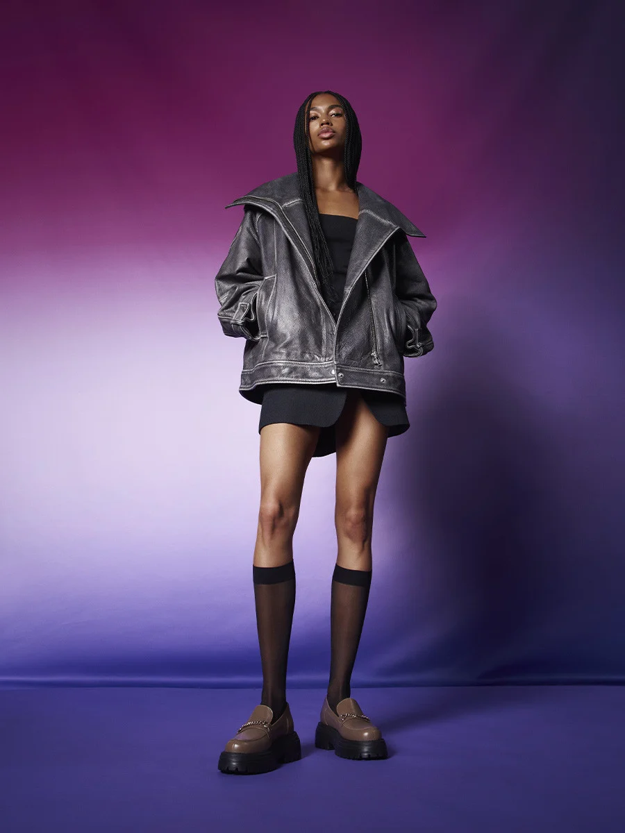 Brązowe mokasyny ze złotym łańcuszkiem