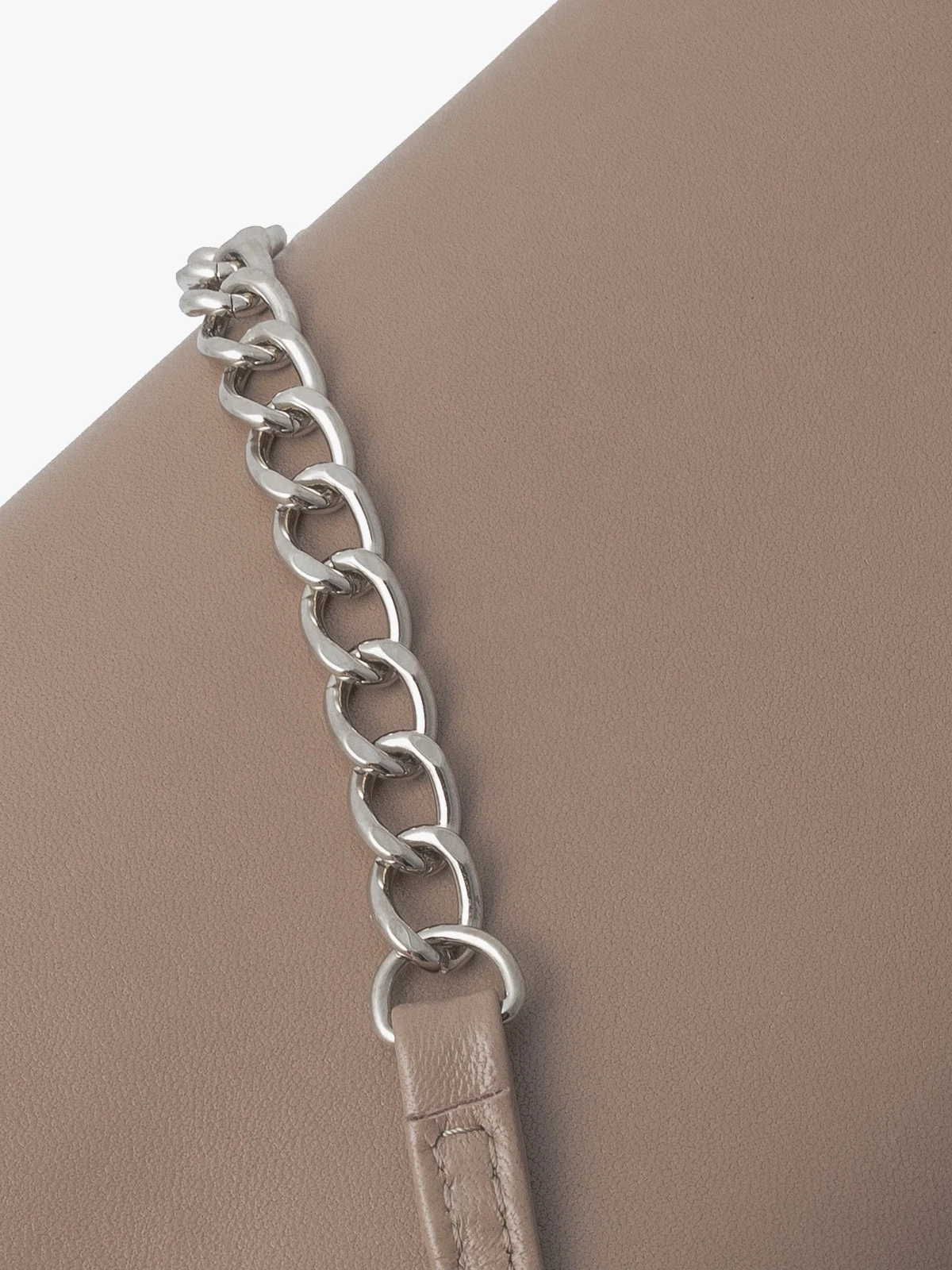 Beżowa torebka kopertówka z łańcuszkowym paskiem