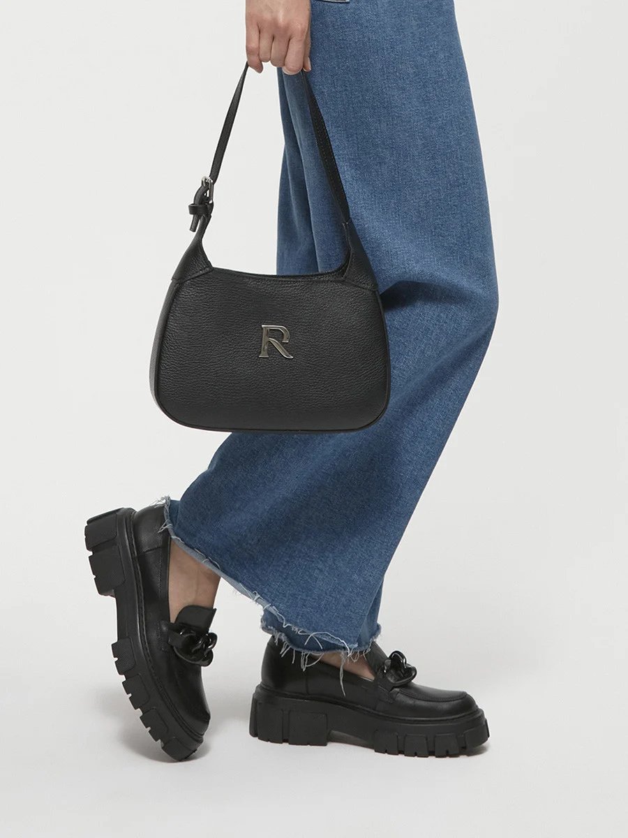 Czarne mokasyny z ozdobą na cholewce