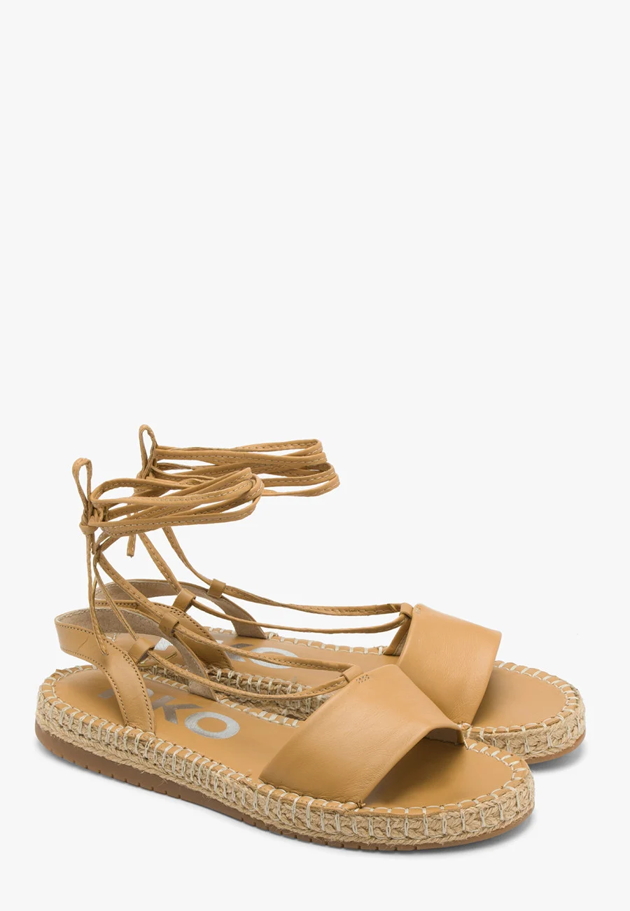 Beżowe sandały z paseczkami wokół kostki