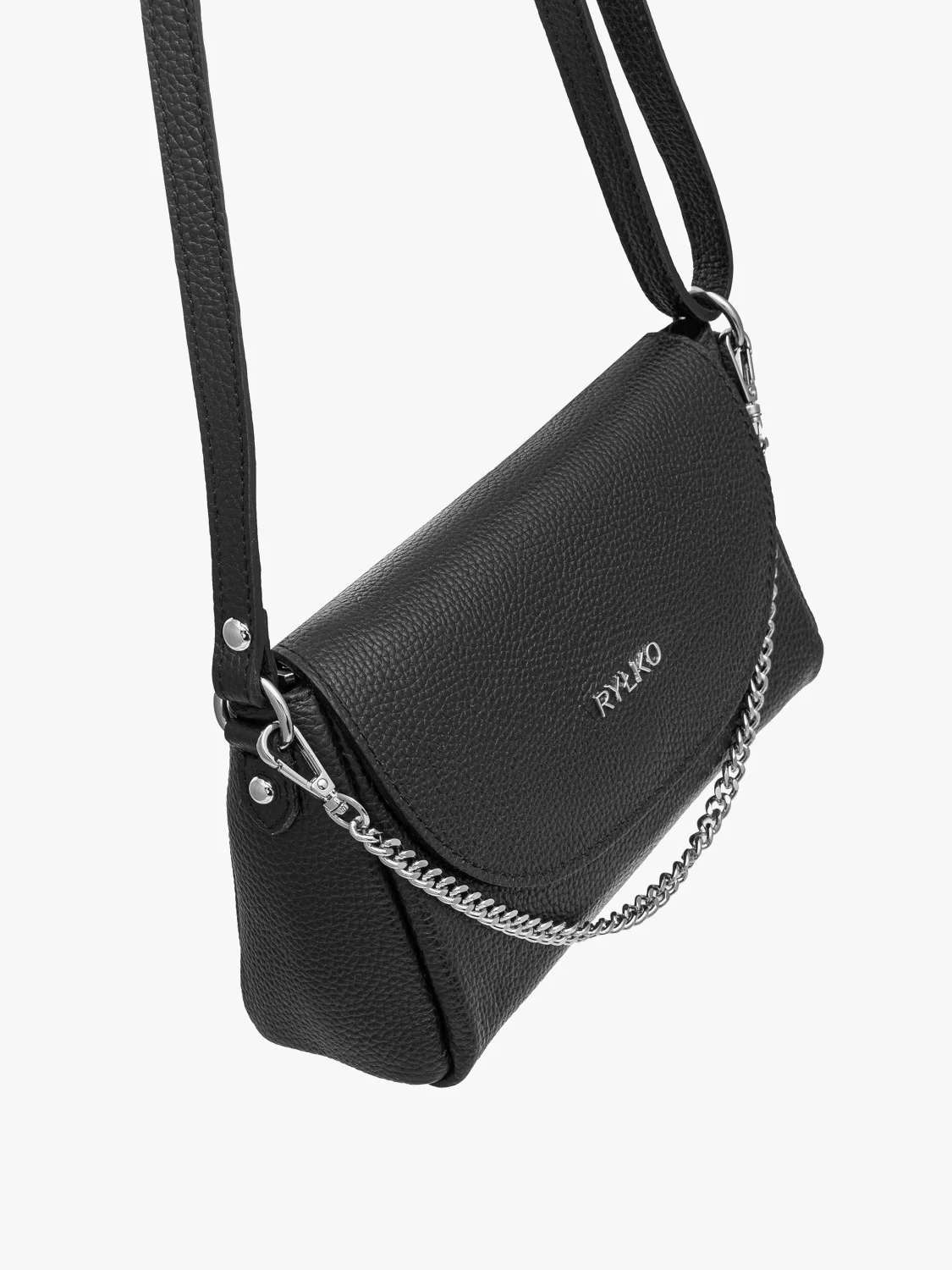 Czarna torebka z łańcuszkiem