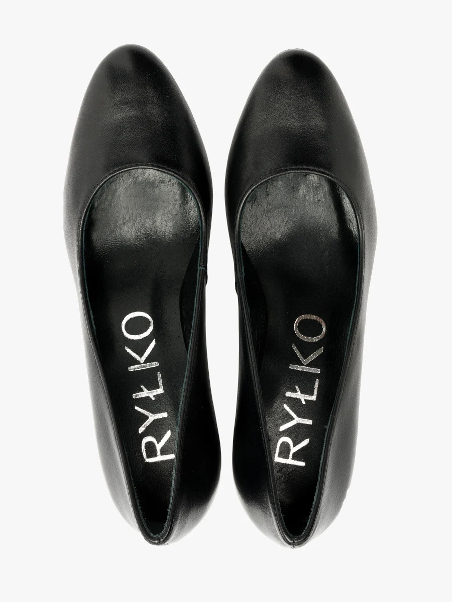 Czarne czółenka na słupku