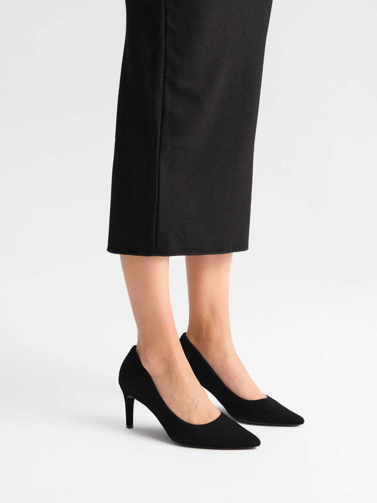 Czarne, welurowe czółenka na obcasie