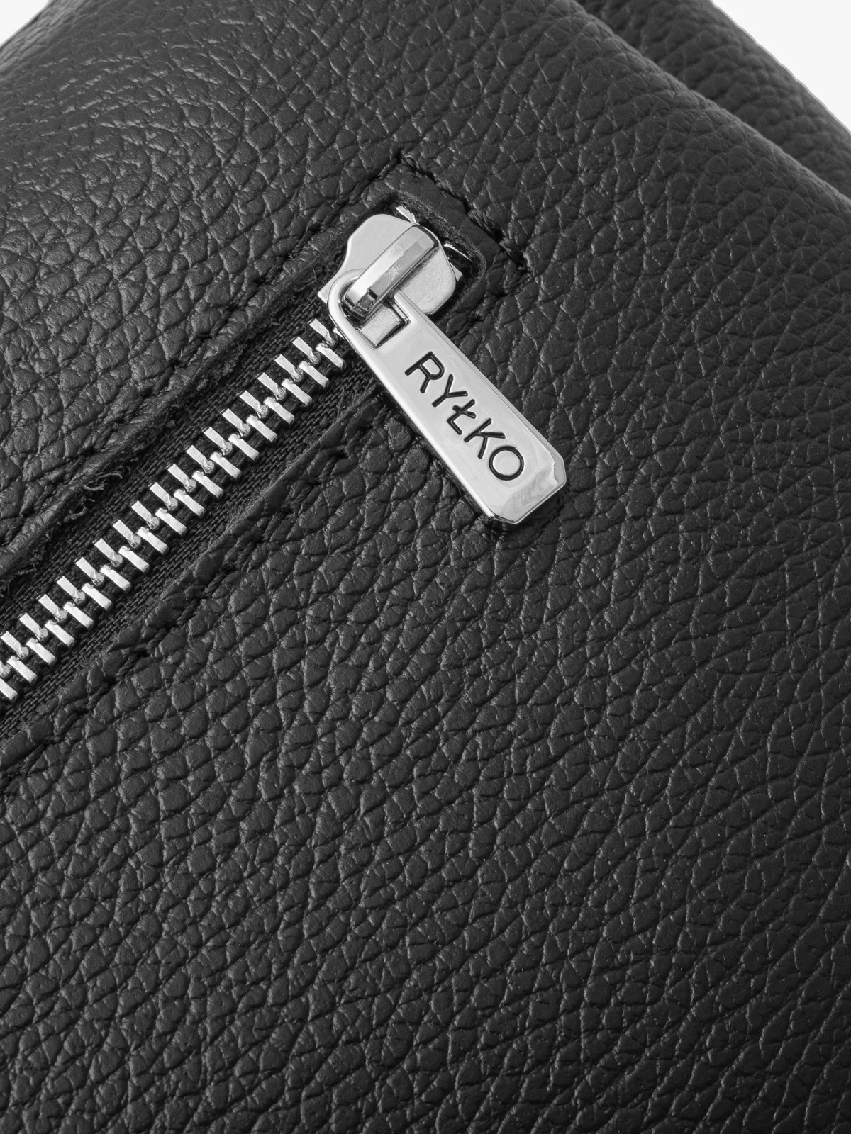 Czarna torebka z regulowanym paskiem