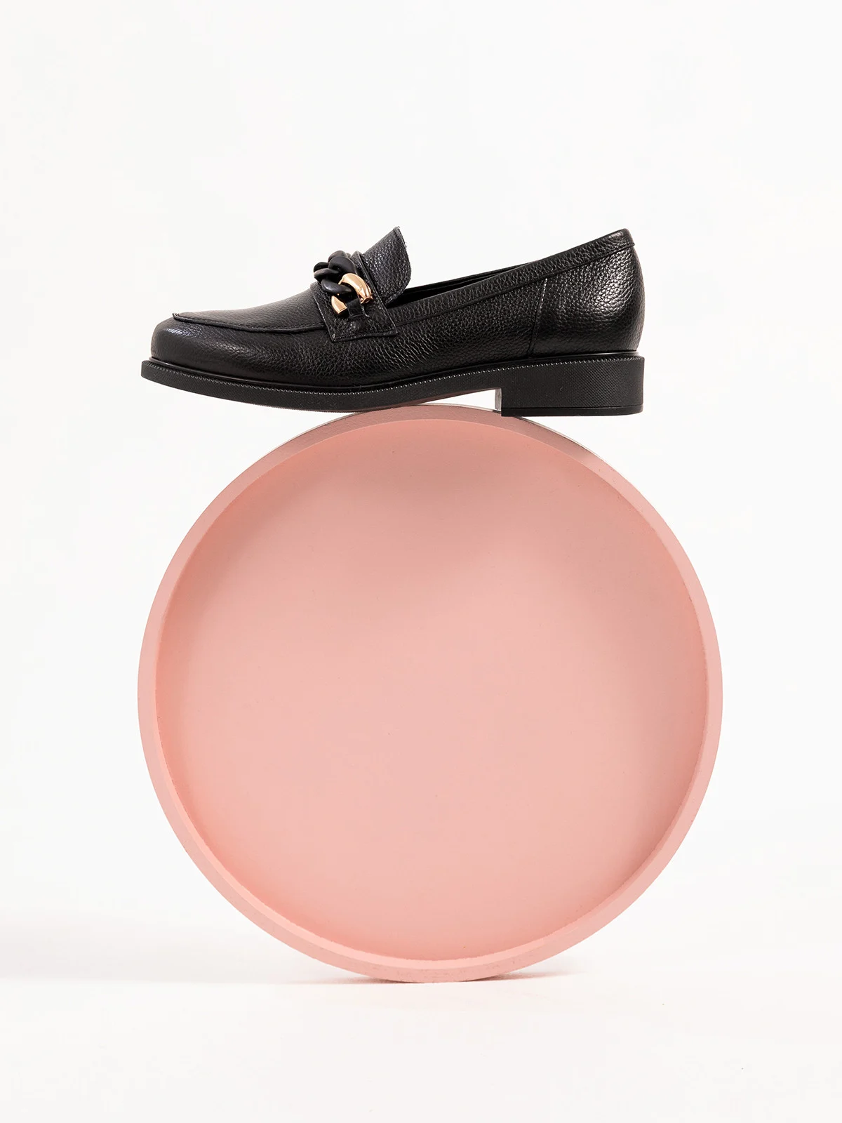 Czarne mokasyny ze złoto-czarną ozdobą