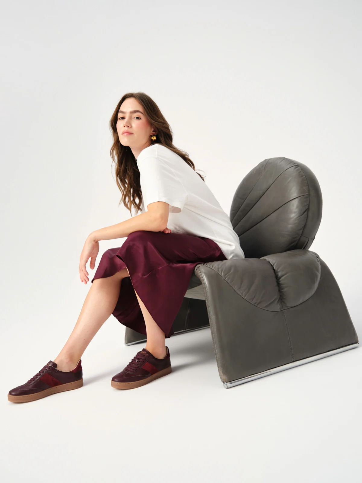 Bordowe półbuty damskie w sportowym stylu na płaskiej podeszwie