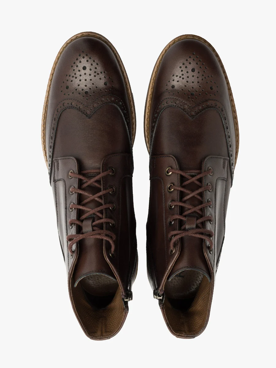 Brązowe trzewiki z ozdobną perforacją na cholewce