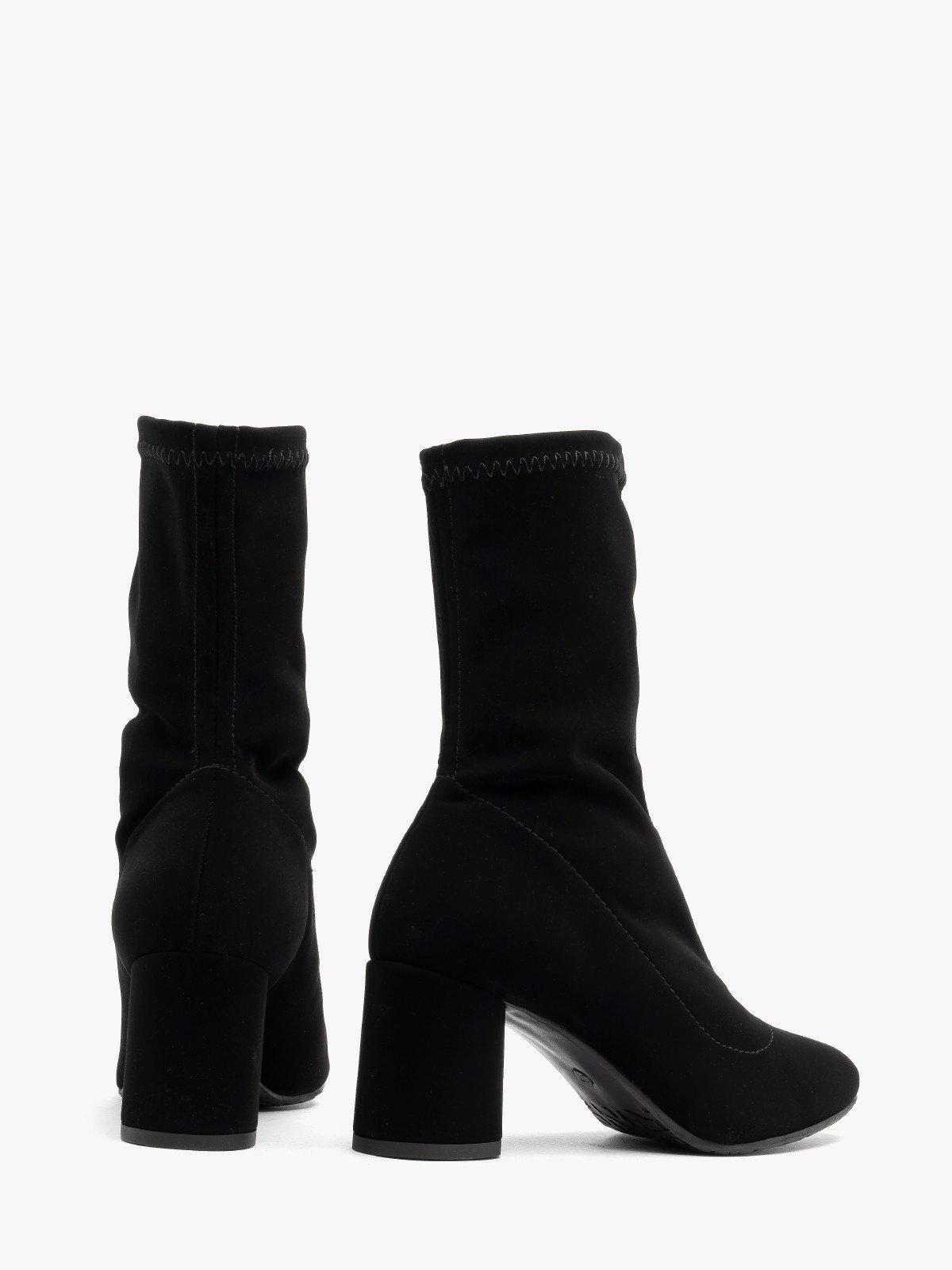 Elastyczne, czarne botki na okrągłym klocku