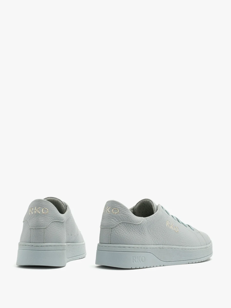 Błękitne sportowe półbuty ze srebrnym logo