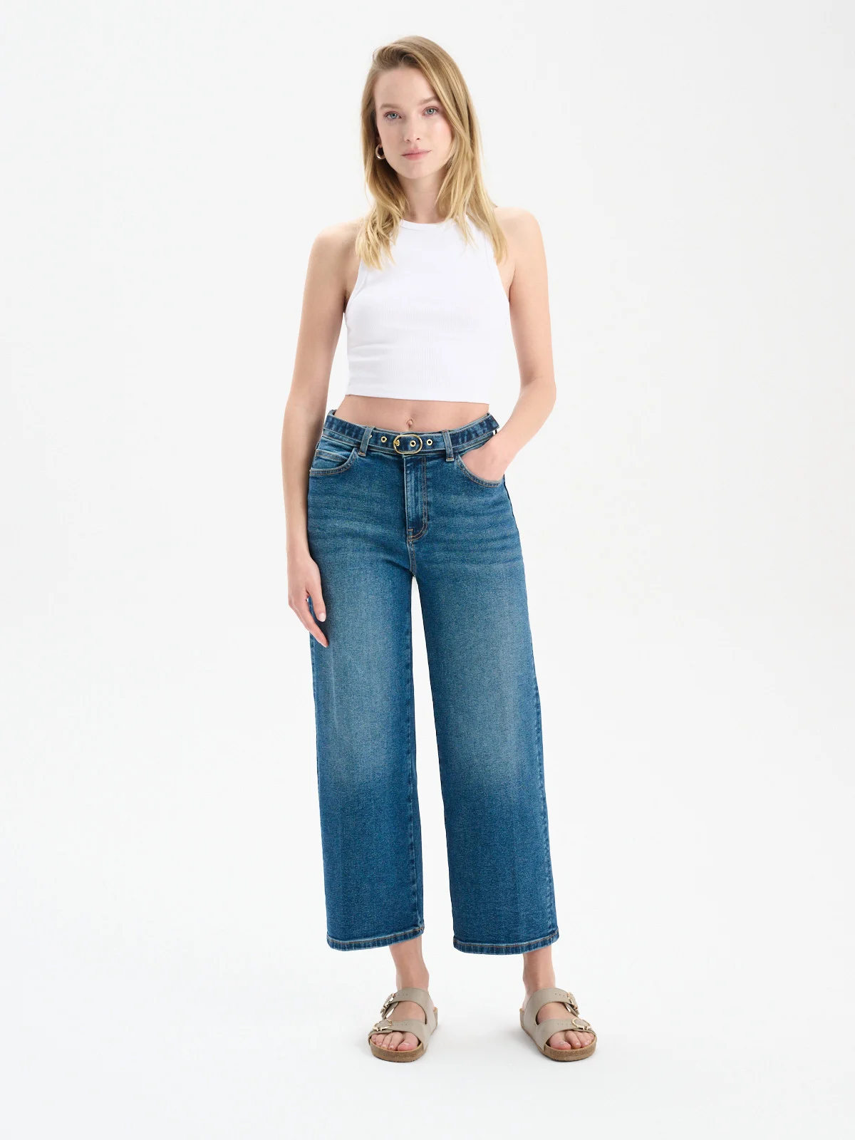 Beżowe klapki ze złotymi sprzączkami